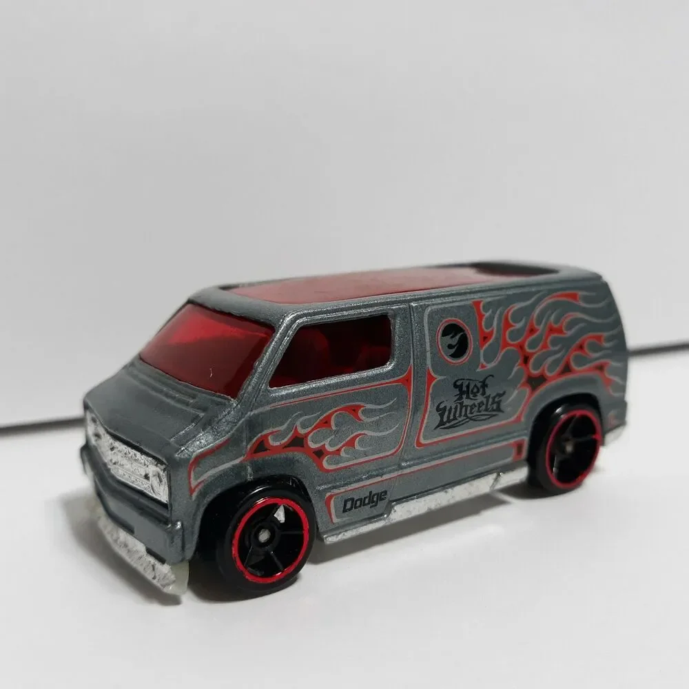 HOT WHEELS CUSTOM '77 DODGE VAN Mattel Die-Cast 2007 Silver with red flames